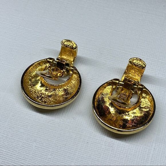 Earrings – Vintage 1970s Gold Tone Door Knocker Clip-Ons - Picture 6 of 7